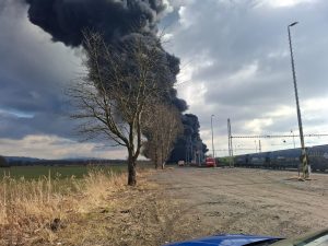 První foto hořící cisterny u Hustopečí nad Bečvou. Zdroj: Hasiči SŽ