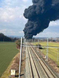 První foto hořící cisterny u Hustopečí nad Bečvou. Zdroj: Hasiči SŽ