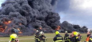 Hořící železniční cisterny u Hustopečí nad Bečvou. Zdroj: Hasiči SŽ