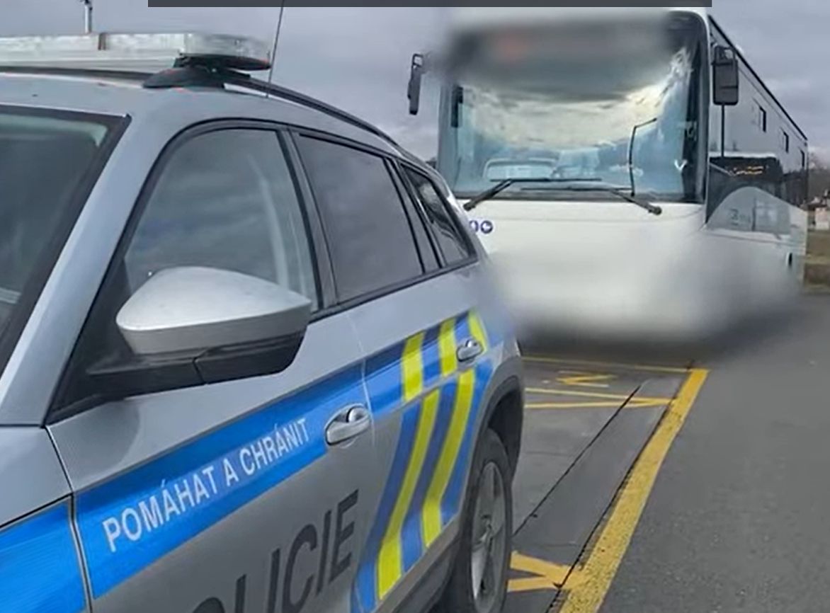 Policejní kontrola autobusu s podnapilým řidičem. Foto: PČR