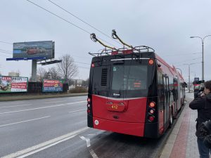 Parciální trolejbus Škoda 33Tr se staženými sběrači. Autor: Zdopravy.cz/Jan Šindelář