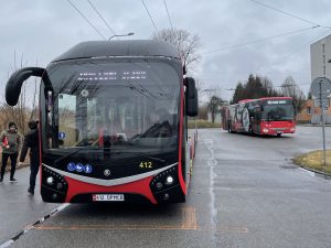 Dieselové autobusy (v pozadí) budou na lince 15 nahrazeny trolejbusy. Autor: Zdopravy.cz/Jan Šindelář