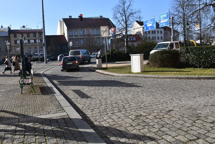 Výjezd z Veleslavínovy ulice v Plzni. Foto: Radka Žáková / plzen.eu