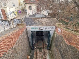 Osiřelá stanice lanovky na pražský Petřín. Foto: Zdopravy.cz