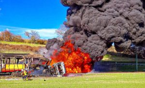 Nehoda tramvaje a cisterny v Německu u obce Zeutern. Foto: Feuerwehr Stadt Östringen