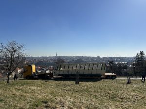 Nakládání vozů lanové dráhy Petřín k odvozu do muzea. Foto: Ropid