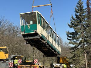 Nakládání vozů lanové dráhy Petřín k odvozu do muzea. Foto: Ropid