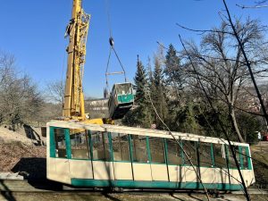 Nakládání vozů lanové dráhy Petřín k odvozu do muzea. Foto: DPP, Dominika Brabcová