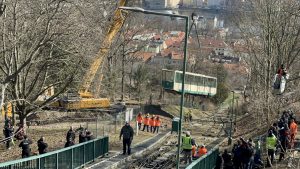 Nakládání vozů lanové dráhy Petřín k odvozu do muzea. Foto: Ropid