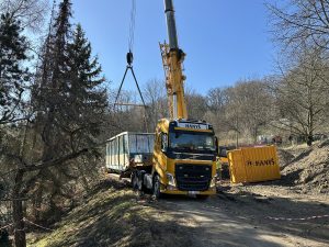 Nakládání vozů lanové dráhy Petřín k odvozu do muzea. Foto: Ropid