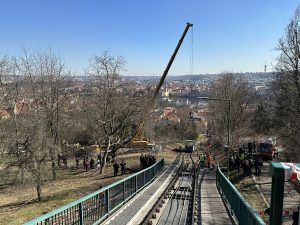 Nakládání vozů lanové dráhy Petřín k odvozu do muzea. Foto: Ropid