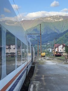 Konjič, stanice již pod horami z kterých se během půl hodiny zklesalo