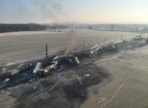 Stav spáleniště po nehodě cisternového vlaku u Hustopečí nad Bečvou druhý den po požáru. Foto: Hasiči SŽ