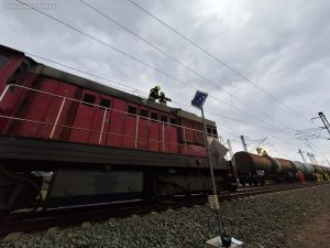 Oprava trakčního vedení po požáru cisteren v Hustopečích nad Bečvou na Přerovsku. Foto: Hasiči SŽ