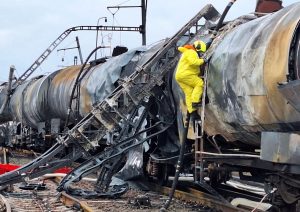 Hasiči, kteří pracují na čerpání chemikálií, prochází důkladnou dekontaminací. Foto: Hasiči SŽ