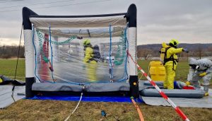 Hasiči, kteří pracují na čerpání chemikálií, prochází důkladnou dekontaminací. Foto: Hasiči SŽ