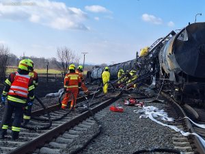 Třetí den likvidace požáru cisternového vlaku u Hustopečí nad Bečvou. Foto: Hasiči SŽ