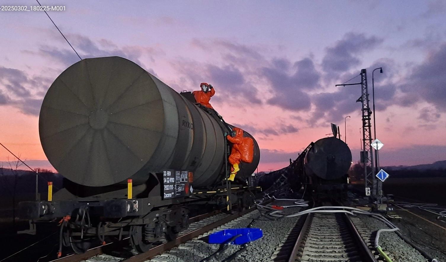 Třetí den likvidace požáru cisternového vlaku u Hustopečí nad Bečvou. Foto: Hasiči SŽ