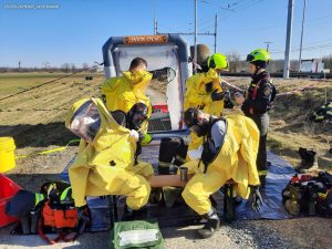 Sanační práce v oblasti Hustopečí nad Bečvou po havárii cisteren na železnici. Foto: Hasiči SŽ
