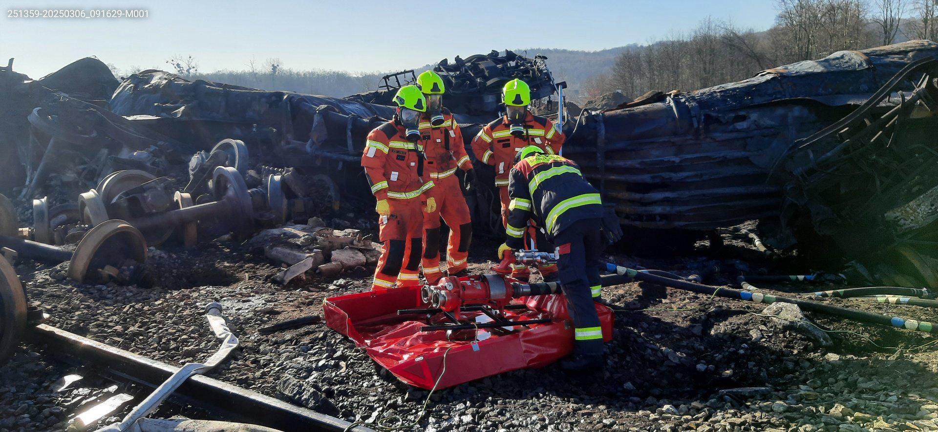 Sanační práce v oblasti Hustopečí nad Bečvou po havárii cisteren na železnici. Foto: Hasiči SŽ