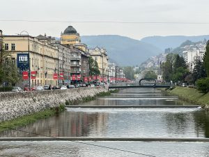 Pohled do centra Sarajeva a řeku Miljacka