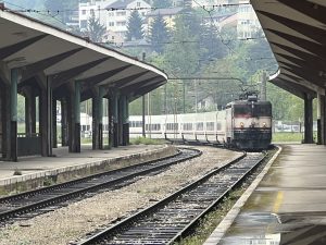 Přistavování jednotky soupravy Talgo do Čapljiny k nástupišti. Foto: David Ryšánek