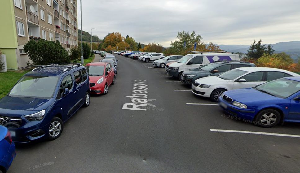 Parkování na ústeckém sídlišti Dobětice. Foto: Google Street View