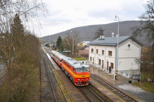 Rakovnický rychlík v Hýskově. Foto: Ropid