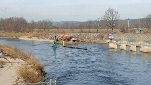 Odstraňování nánosů pod zdymadlem České Vrbné. Pramen: Povodí Vltavy