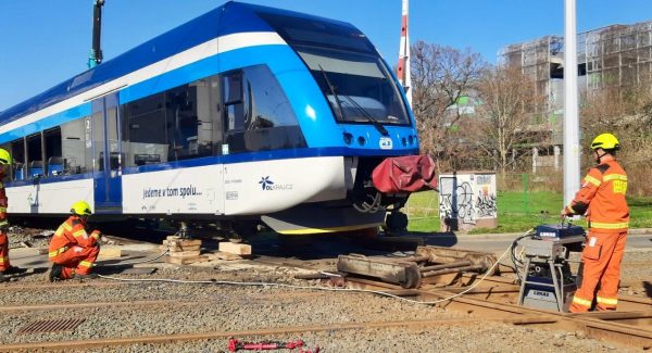Nakolejování jednotky Stadler GTW na přejezdu v Olomouci. Foto. Hasiči Správy železnic