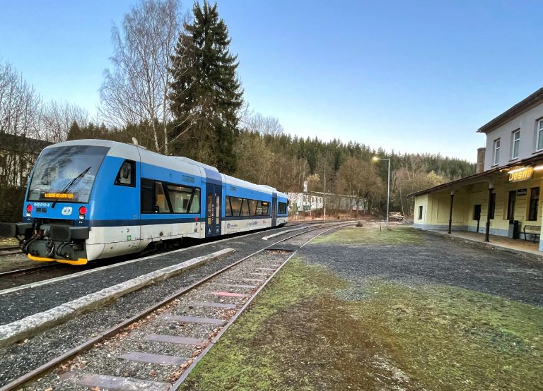 Motorový vůz Stadler RS1 v Desné. Foto: Jan Sůra / Zdopravy.cz