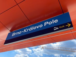 Nový vzhled orientačního systému SŽ. Foto: Zdopravy.cz / Vojtěch Očadlý