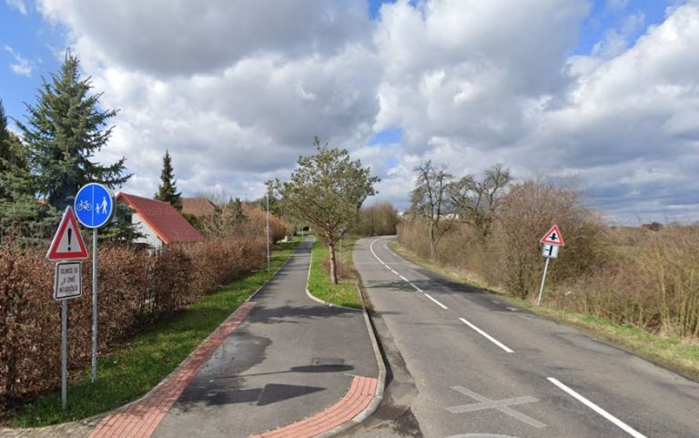 V Kosmonosích bude část Greenway Jizera napojena na cyklostezku v Bradlecké ulici. Foto: Google Street View
