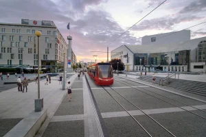 Tramvaj na plánované trati u SND v Bratislavě. Zdroj: JTRE