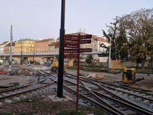 Zcela vzadu vlevo je stánek Ferdinand mezi estakádou Výstaviště - Bubny a rekonstruovanou ulicí K Výstavišti (podzim 2024). Foto: Zdopravy.cz