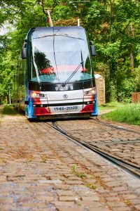 Tramvaj 15T s polepy k 80. výročí Pražského povstání. Zdroj: MHMP