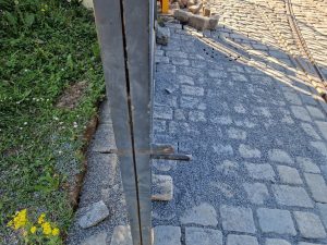 Vrata do areálu vozovny Střešovice. Foto: Zdopravy.cz