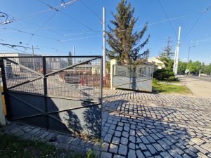 Opravený vjezd do vozovny Střešovice a Muzea MHD. Foto: Zdopravy.cz