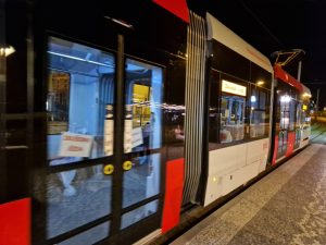 Tramvaj 52T během nočních testovacích jízd. Foto: Zdopravy.cz
