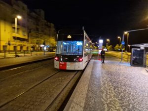 Tramvaj 52T během nočních testovacích jízd. Foto: Zdopravy.cz