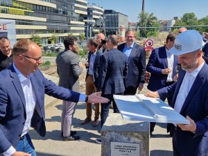Náměstek primátora Zdeněk Hřib a šéf TSK Filip Hájek s modelem rekonstrukce Libeňského soumostí. Foto: Zdopravy.cz