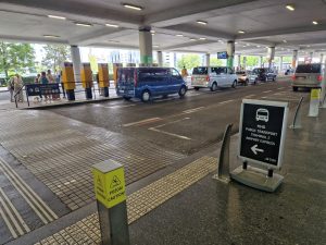 Navigace k zastávkám MHD na pražském letišti. Foto: Zdopravy.cz