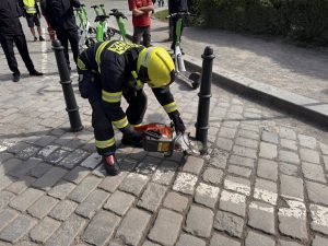 Simulace násilného odstranění sloupku hasiči.
Zdroj: HZS Praha