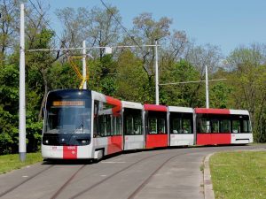 První vůz Škoda 52T během homologačních jízd v Praze. Foto: PID