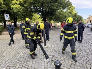 Simulace násilného odstranění sloupku hasiči.
Zdroj: HZS Praha