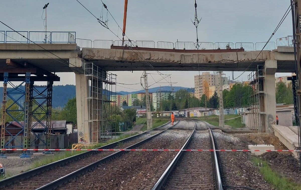 Propadlý silniční most přes železniční trať v Popradu. Foto: ŽSR