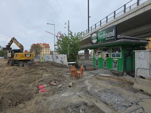 Stánek Ferdinand mezi novou estakádou Výstaviště - Bubny a rekonstruovanou ulicí K Výstavišti (květen 2025). Foto: Akce v Praze, Šimon Šonovský
