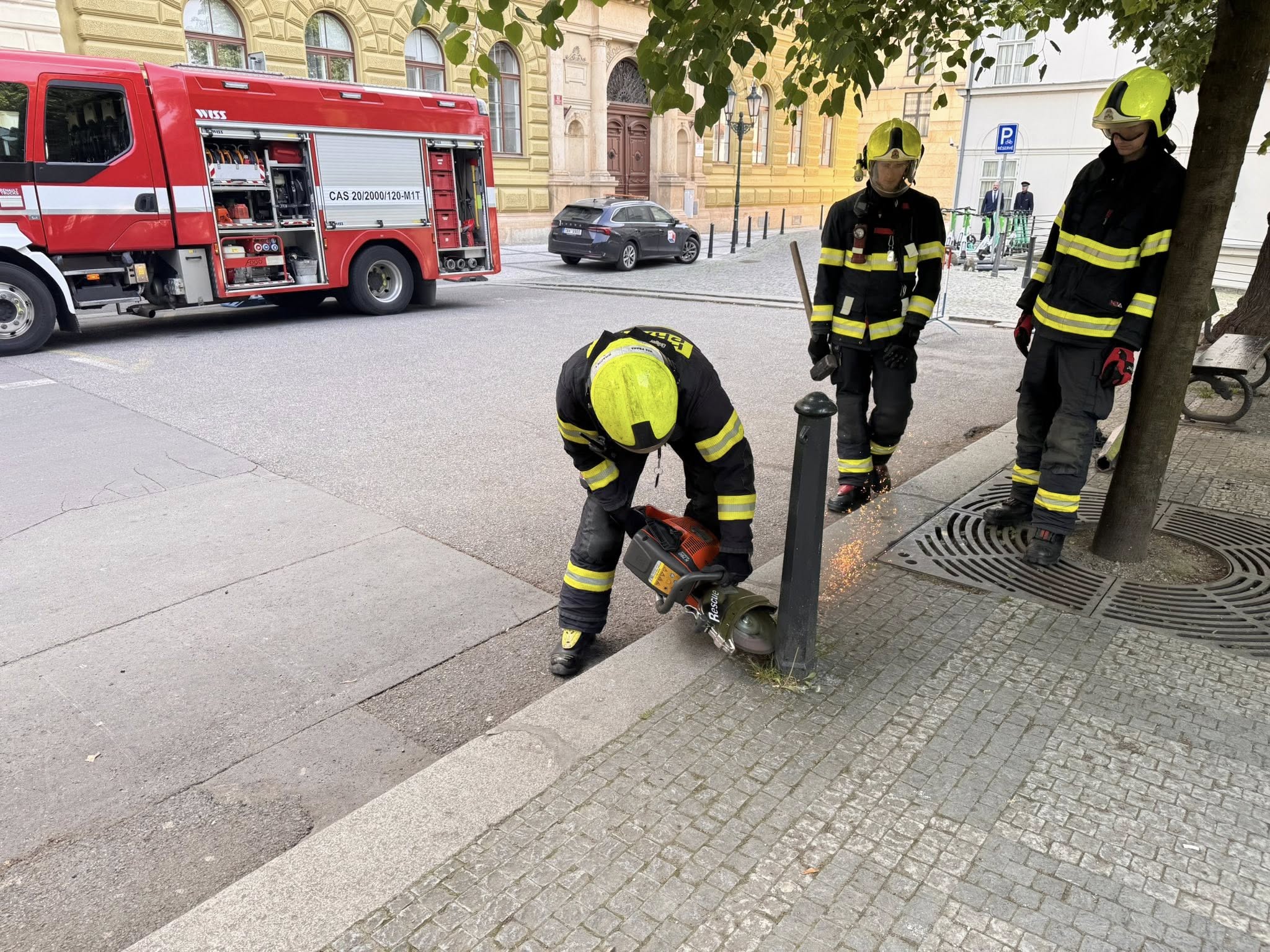 Simulace násilného odstranění sloupku hasiči. Zdroj: HZS Praha