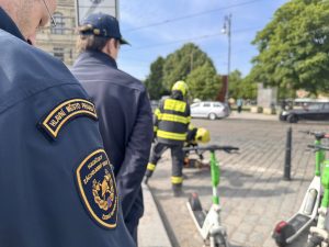 Simulace násilného odstranění sloupku hasiči.
Zdroj: HZS Praha