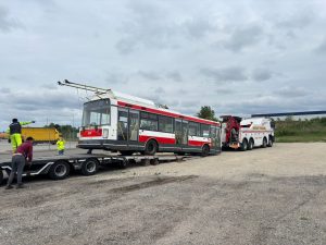 Nakládka trolejbusů 21Tr pro Charkov. Foto: DPMB